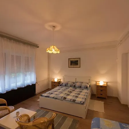 Arnyas Vendeghaz , Lila Akac Vakantiehuis