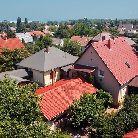 Arnyas Vendeghaz , Lila Akac * Balatonboglar