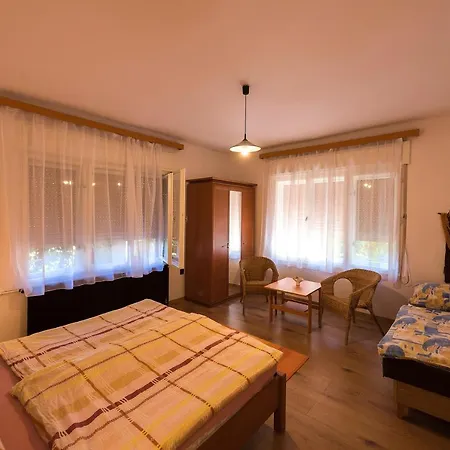 Arnyas Vendeghaz , Lila Akac * Balatonboglár