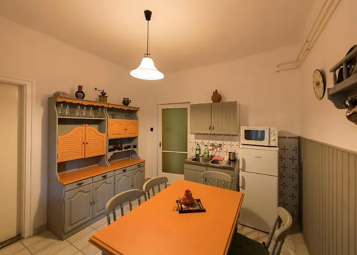 Arnyas Vendeghaz , Lila Akac Балатонбоглар